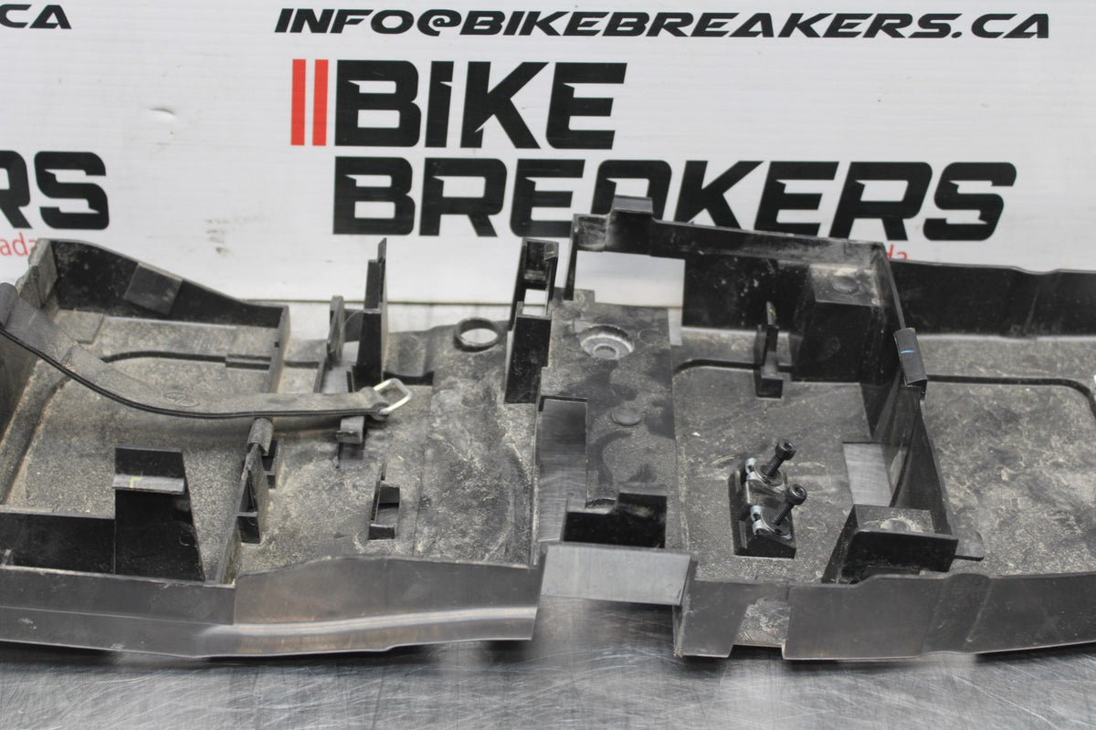 08-16 YAMAHA YZF R6 REAR BACK TAIL UNDERTAIL BATTERY TRAY PLASTIC BB856