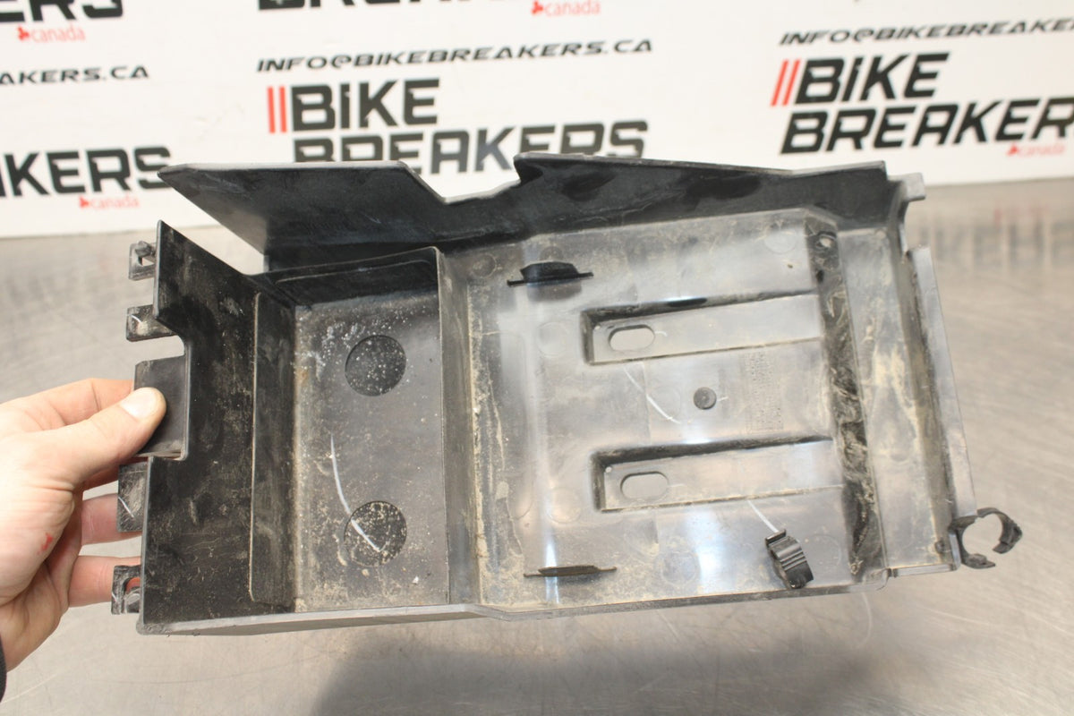 18-26 KAWASAKI Z400 REAR BACK TAIL UNDERTAIL BATTERY TRAY PLASTIC BB852
