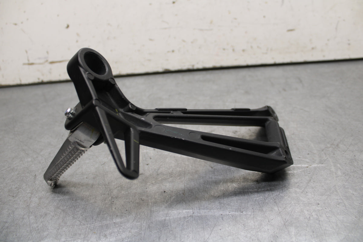 15-17 YAMAHA YZF R3 RIGHT REAR BACK PASSENGER PEG BB651