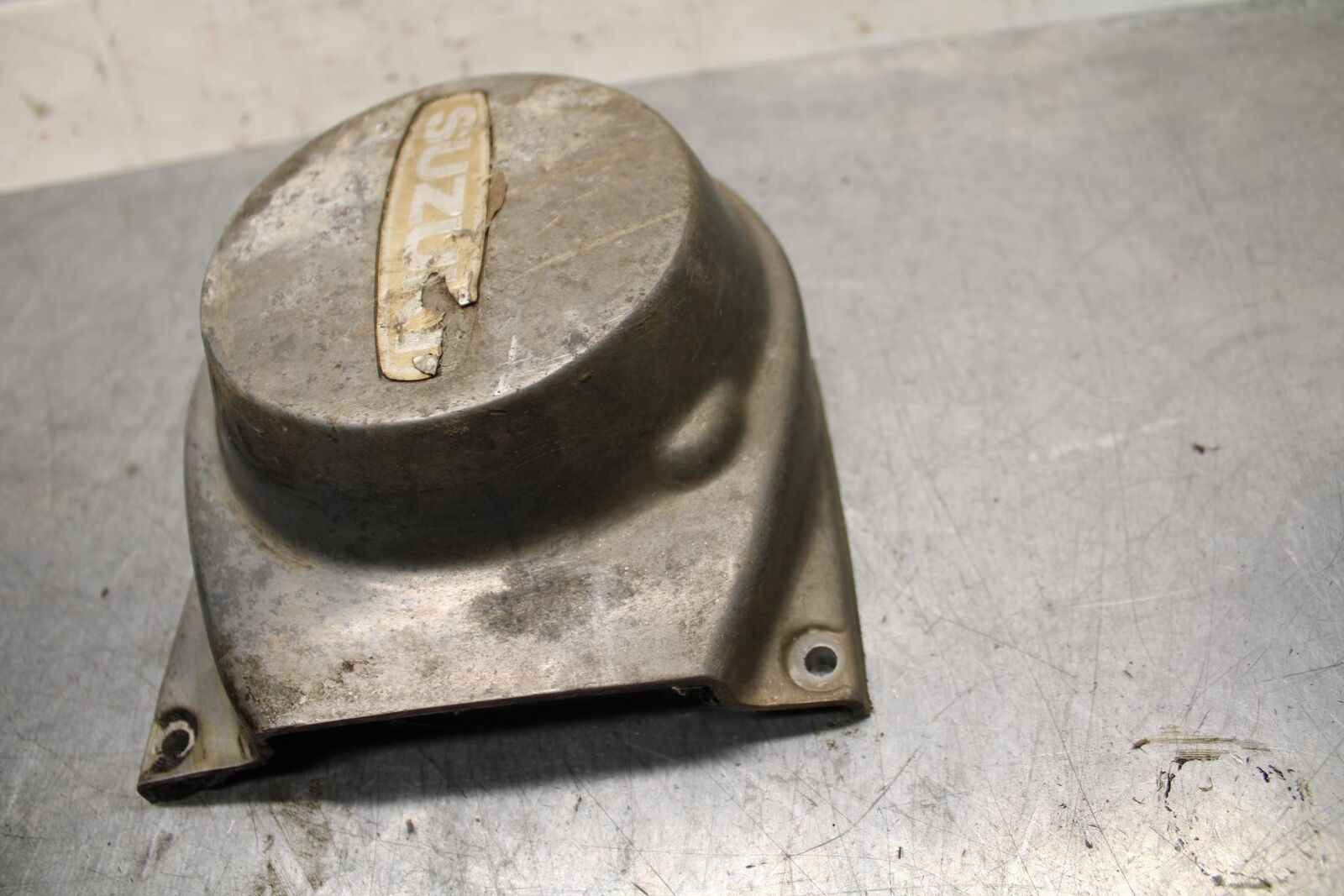 75 SUZUKI GT 550 STATOR MAGNETO ALTERNATOR GENERATOR COVER BB72