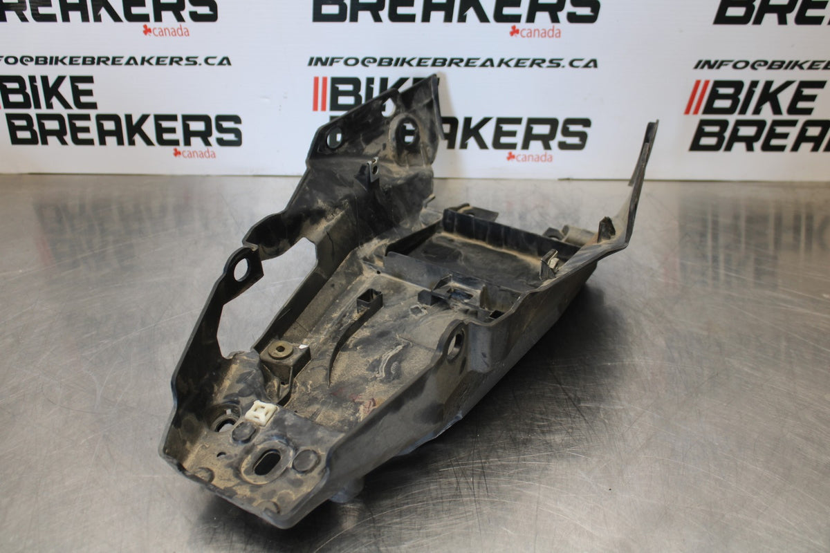 17-22 KTM 390 DUKE REAR BACK TAIL UNDERTAIL BATTERY TRAY PLASTIC BB180