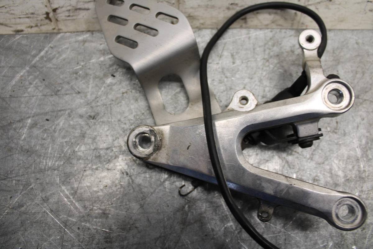 2003 Yamaha YZF R6 RIGHT REARSET REAR SET DRIVER FOOT PEG REST STOP BB539