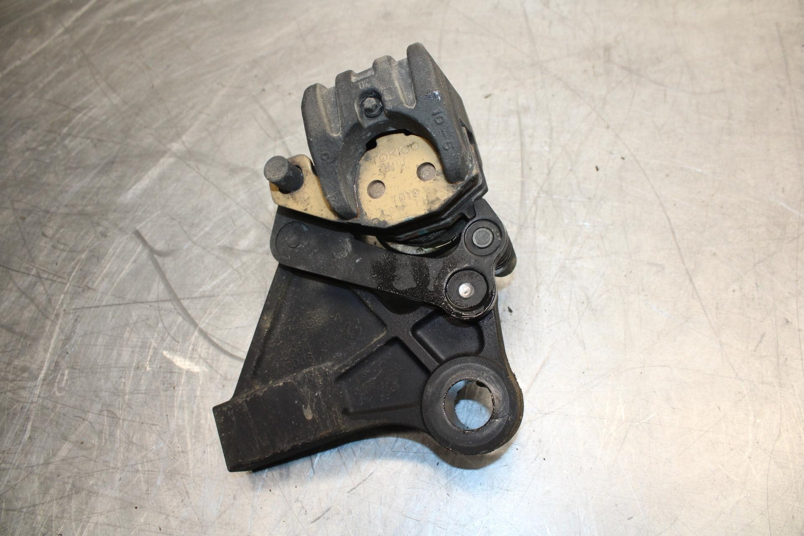 11-14 KAWASAKI VERSYS 650 LE 650C REAR BACK BRAKE CALIPER W MOUNT BRACKET BB498