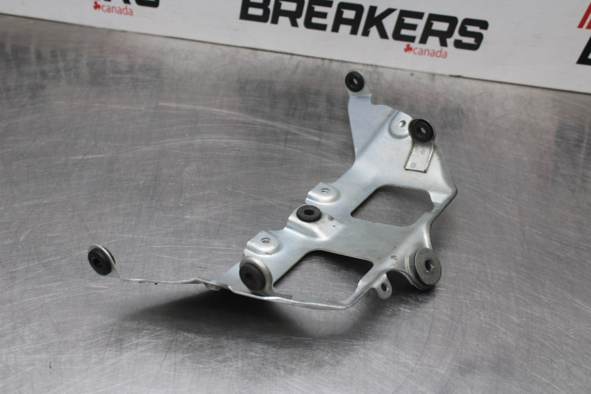 06-07 SUZUKI GSXR 600 FRONT GAS TANK FUEL FAIRING COWL COVER MOUNT BRACKET BB845
