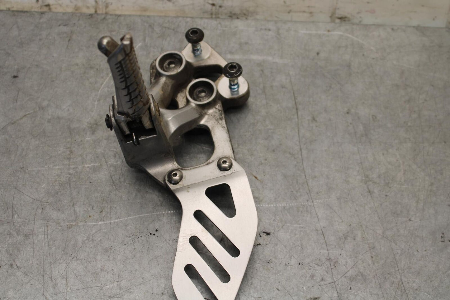08-10 SUZUKI GSXR750 LEFT REARSET REAR SET DRIVER FOOT PEG REST STOP BB58