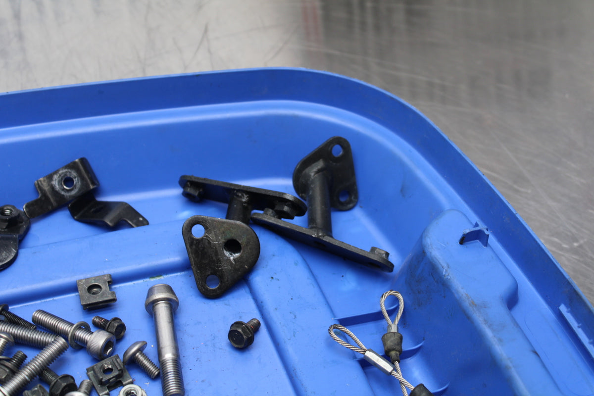 07 KAWASAKI Z1000 MOUNTING BOLTS HARDWARE MOTOR SCREWS BB148