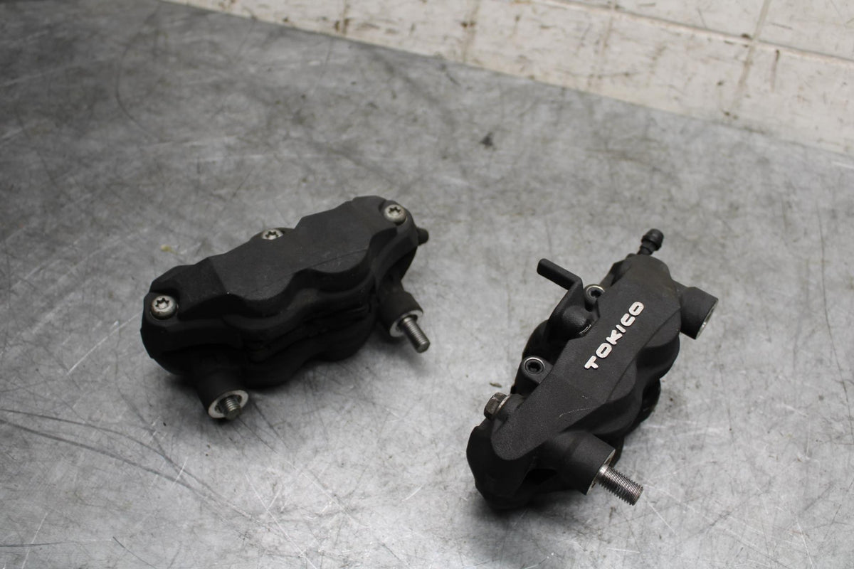 06-07 SUZUKI GSXR600 RIGHT LEFT FRONT BRAKE CALIPER SET PAIR CALIPERS BB543