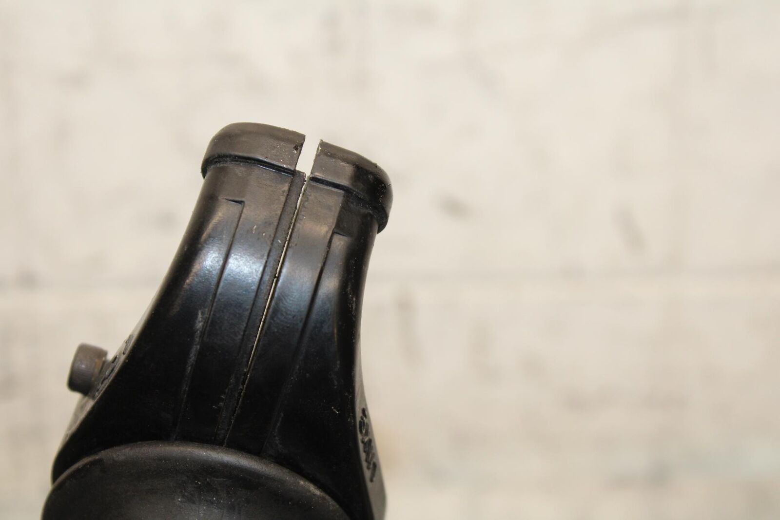 2000 Kawasaki Ninja ZX12R ZX1200A THROTTLE CABLE LINE HOUSING GUIDE BB565