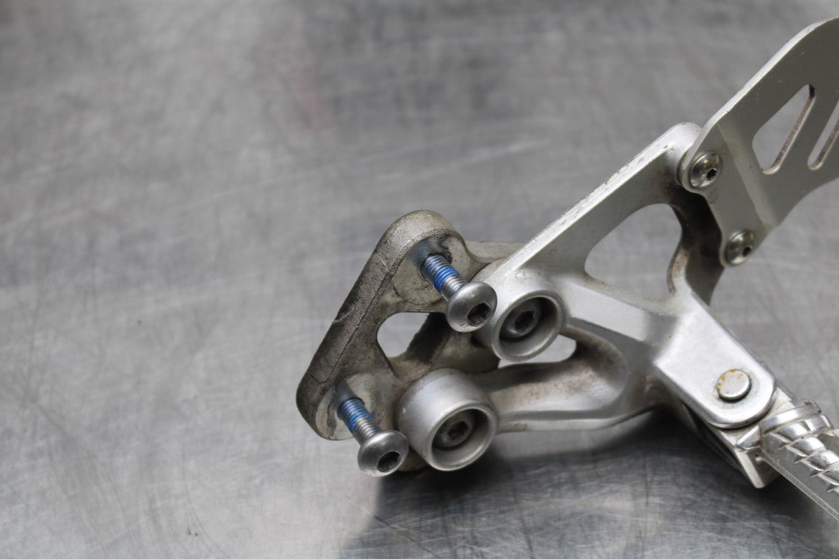 06-07 SUZUKI GSXR 600 LEFT REARSET REAR SET DRIVER FOOT PEG REST STOP BB178