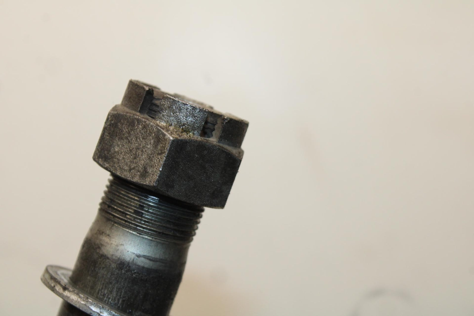 09-12 KAWASAKI NINJA ZX6R REAR AXLE BACK WHEEL RIM BOLT AXEL 41068-0035 BB617