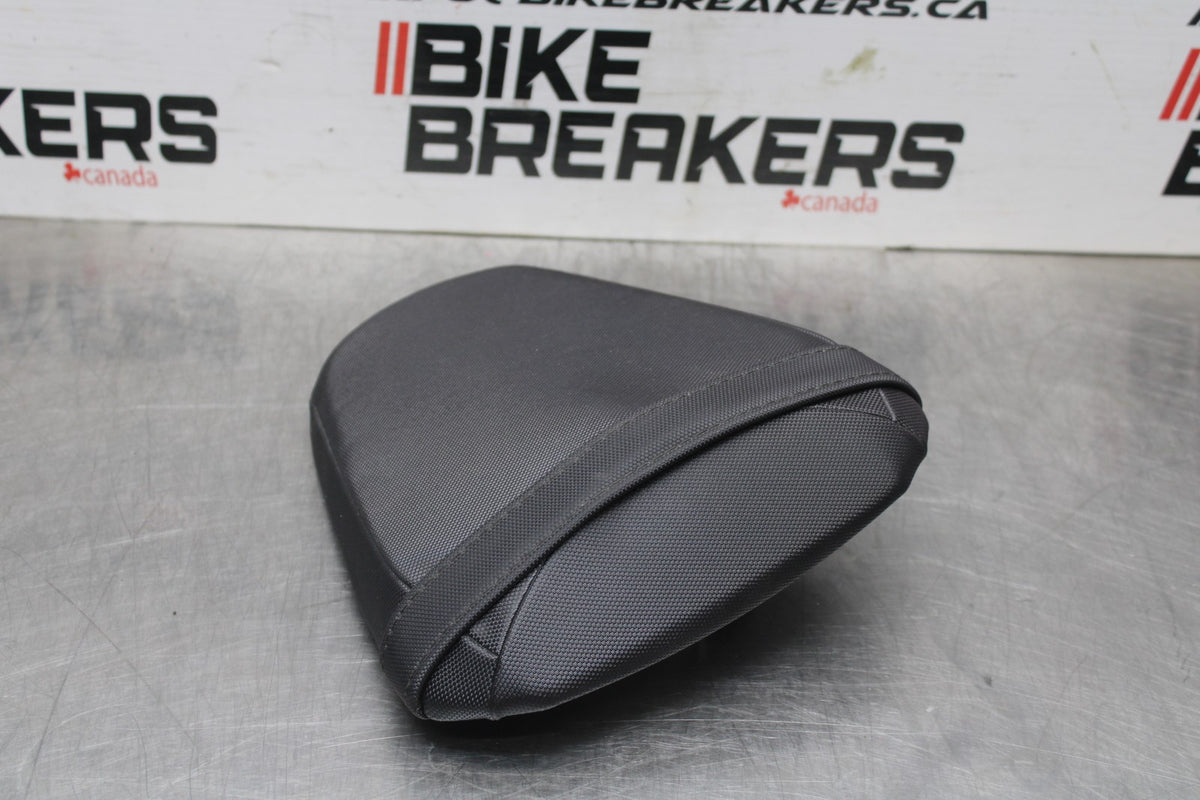 18 SUZUKI GSXR1000 REAR BACK PASSENGER TANDEM SEAT PAD SADDLE PILLION BB642
