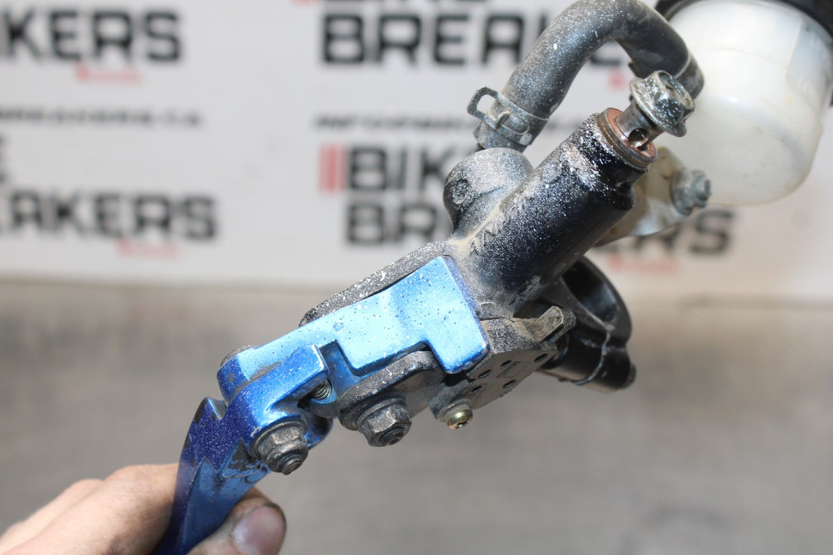 01-03 SUZUKI GSXR600 FRONT BRAKE MASTER CYLINDER w/ LEVER BB841