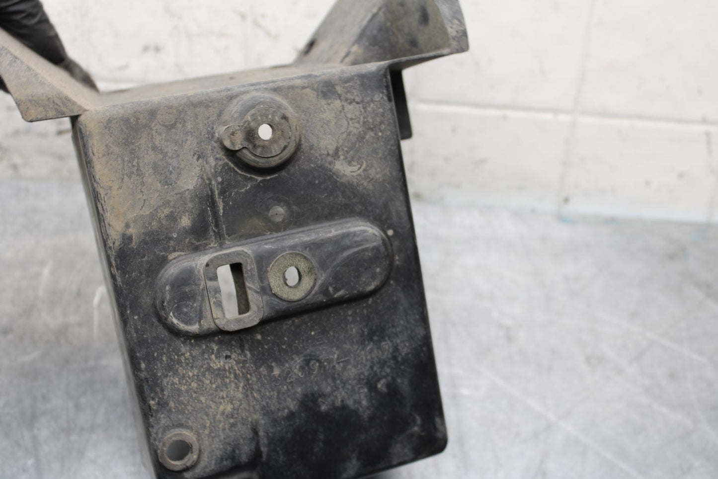 2005 Kawasaki Vulcan 1600 VN1600D Nomad BATTERY TRAY BOX HOLDER BB556