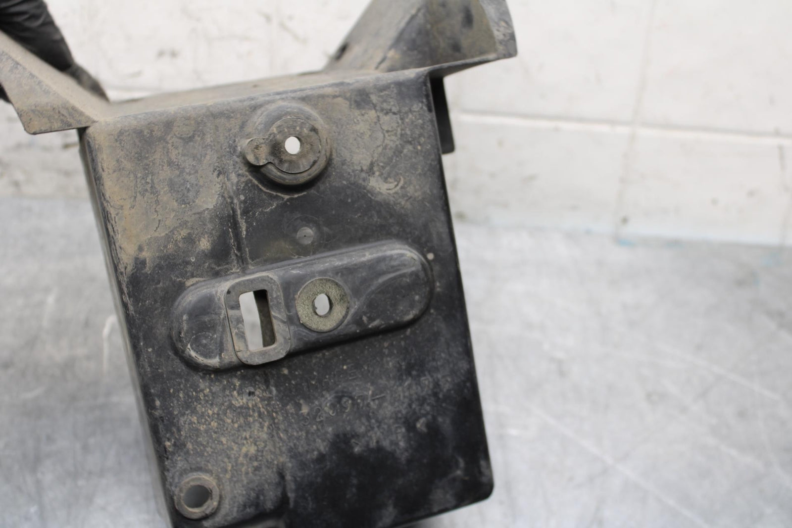 2005 Kawasaki Vulcan 1600 VN1600D Nomad BATTERY TRAY BOX HOLDER BB556