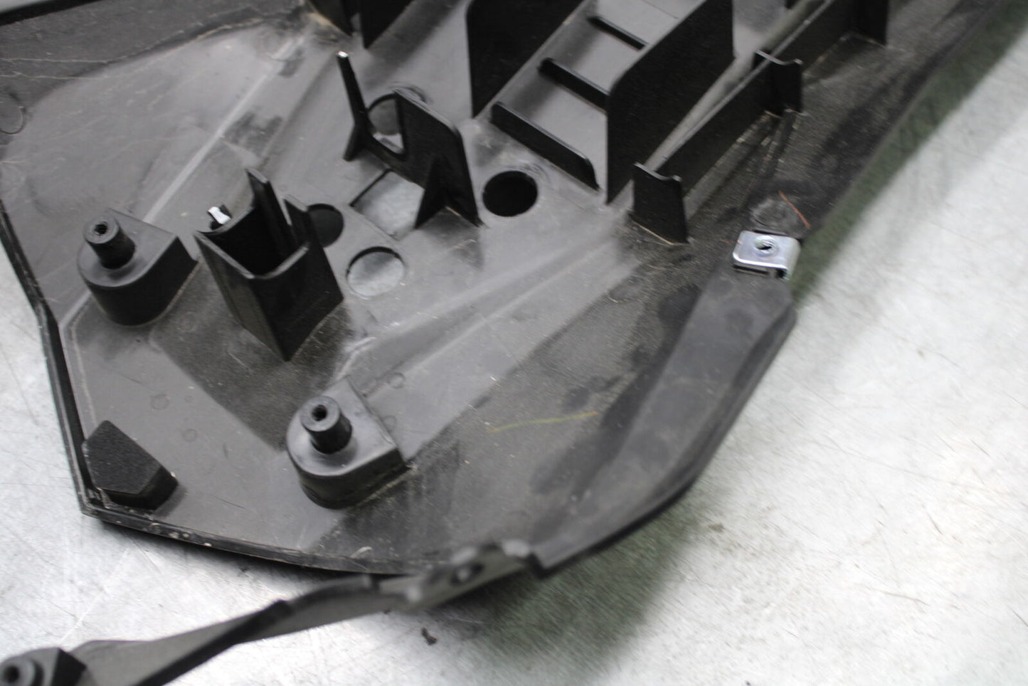 18-23 KAWASAKI NINJA 400 REAR BACK TAIL UNDERTAIL BATTERY TRAY PLASTIC BB660