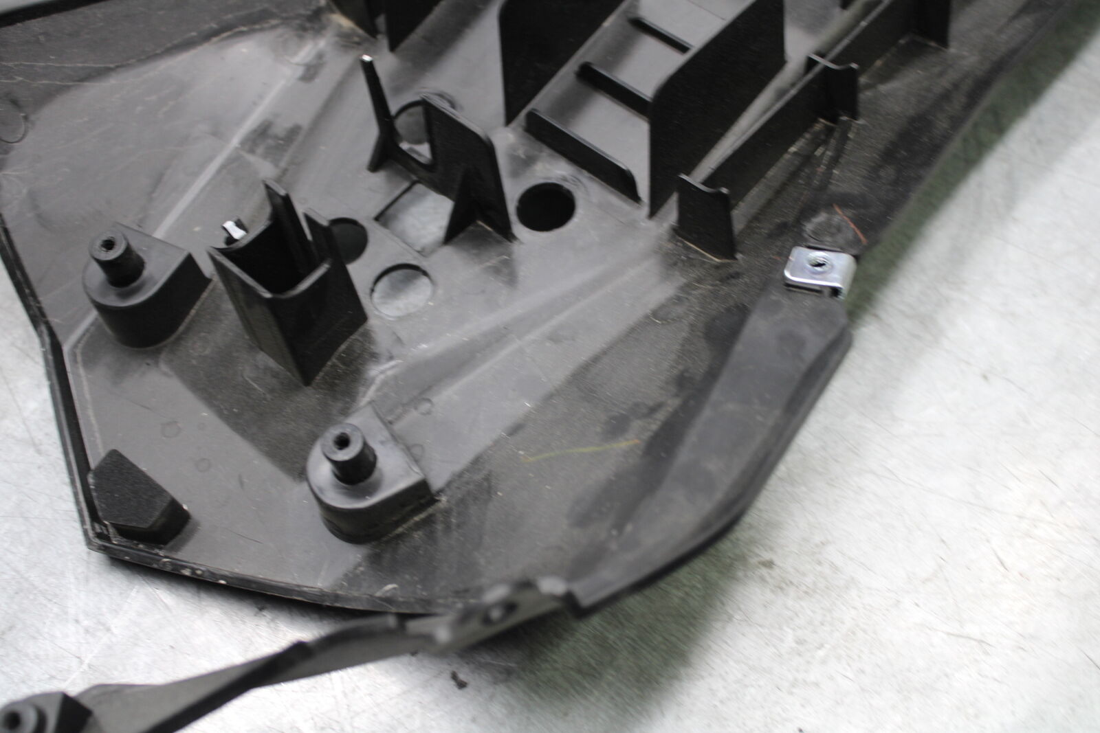 18-23 KAWASAKI NINJA 400 REAR BACK TAIL UNDERTAIL BATTERY TRAY PLASTIC BB660