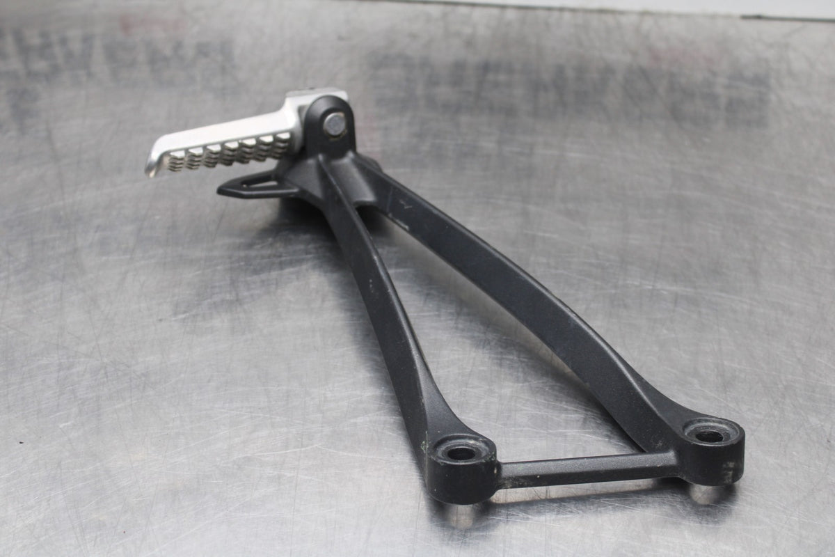 24-25 KAWASAKI NINJA ZX6R LEFT REAR BACK PASSENGER PEG BB785