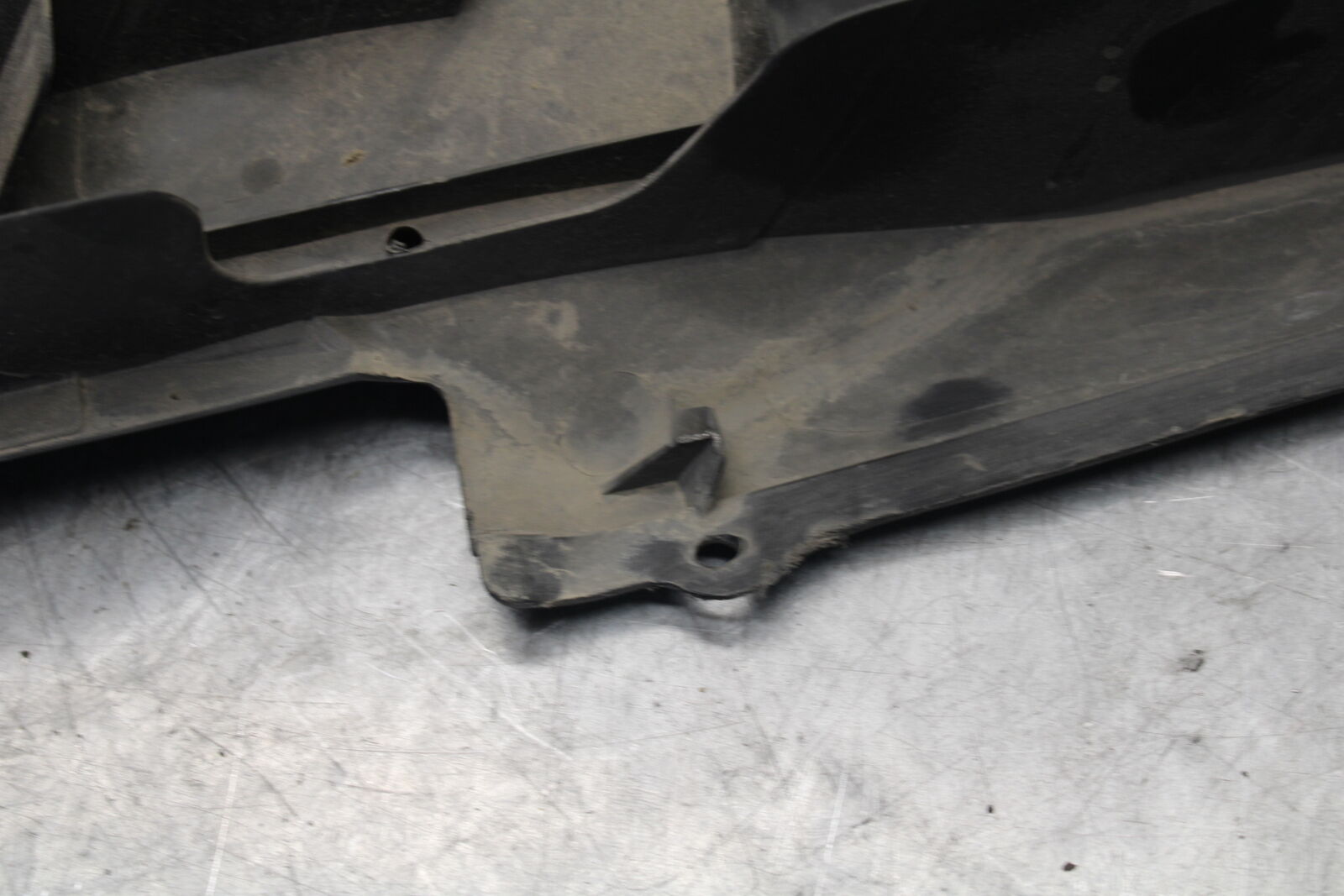 04-05 SUZUKI GSXR600 REAR BACK TAIL UNDERTAIL BATTERY TRAY PLASTIC BB658