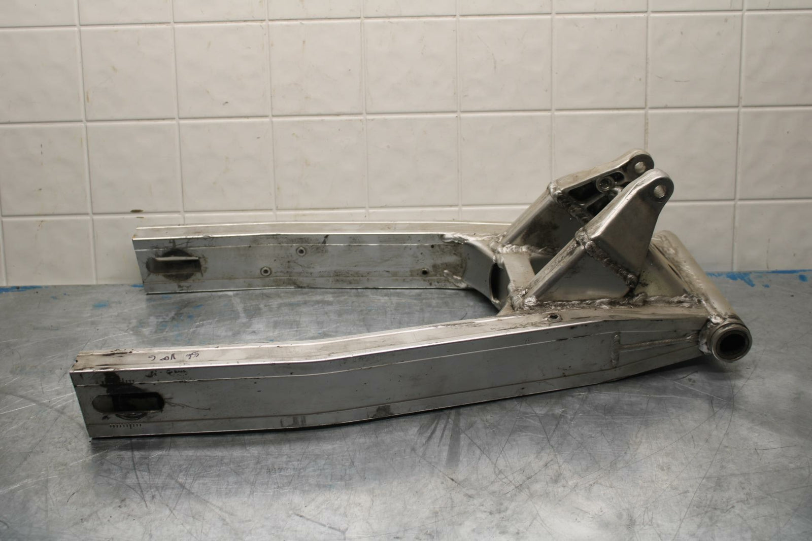 86 SUZUKI GSXR1100 G REAR SWINGARM BACK SUSPENSION SWING ARM BB413 B