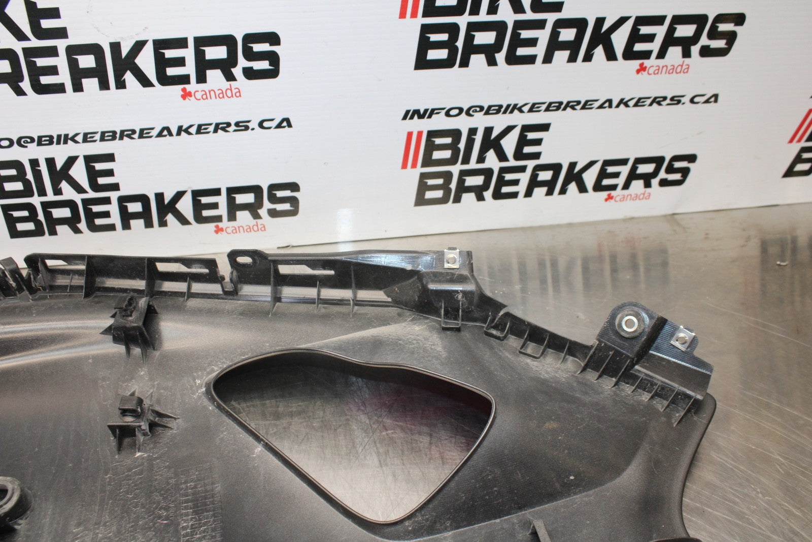 22-25 YAMAHA YZF R7 RIGHT MID UPPER SIDE FAIRING COWL BB182