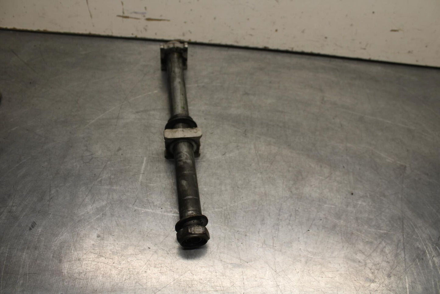 05-06 HONDA CBR600RR REAR AXLE BACK WHEEL RIM BOLT AXEL 42301-MEE-D00 BB624
