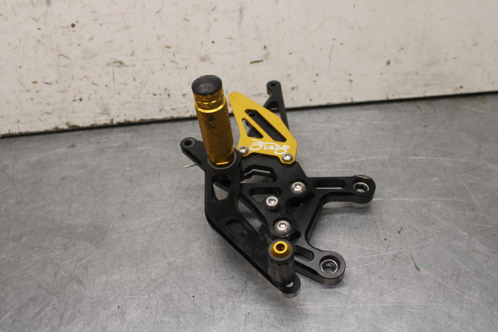 09-14 YAMAHA YZF R1 AFTERMARKET RIGHT REARSET REAR SET FOOT PEG REST STOP BB696