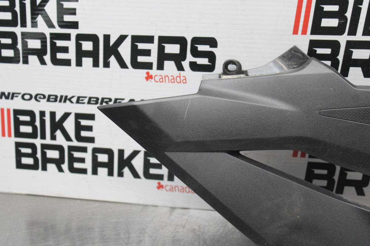 18-26 KAWASAKI Z400 RIGHT MID UPPER SIDE FAIRING COWL PLASTIC BB852