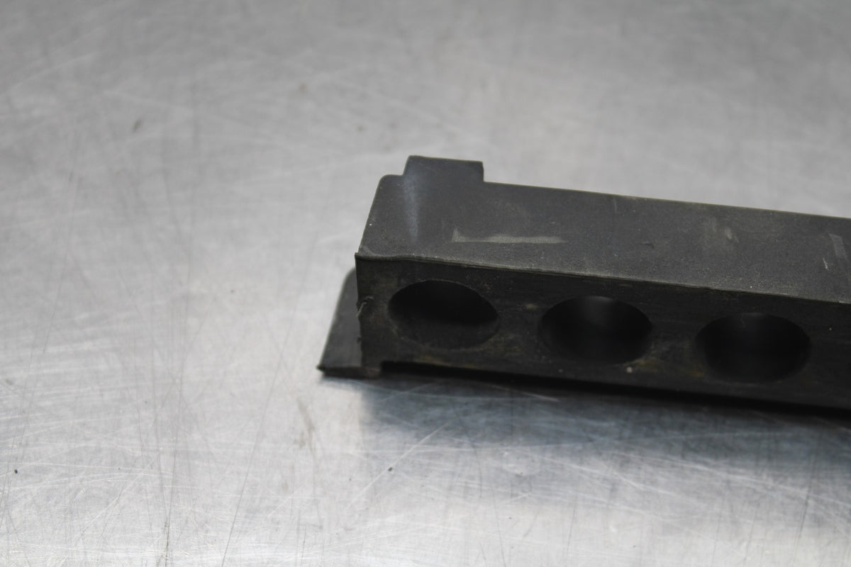 02 KAWASAKI VULCAN 800 VN800B CLASSIC BATTERY HOLD DOWN CLAMP STRAP BB862