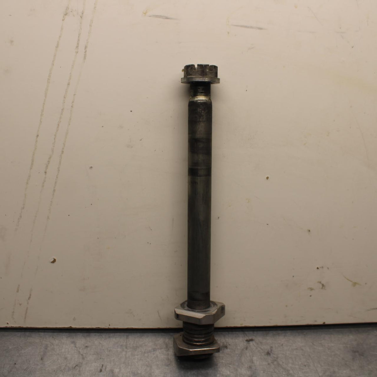 04-05 SUZUKI GSXR750 REAR AXLE BACK WHEEL RIM PIVOT BOLT AXEL 64711-33E10 BB81