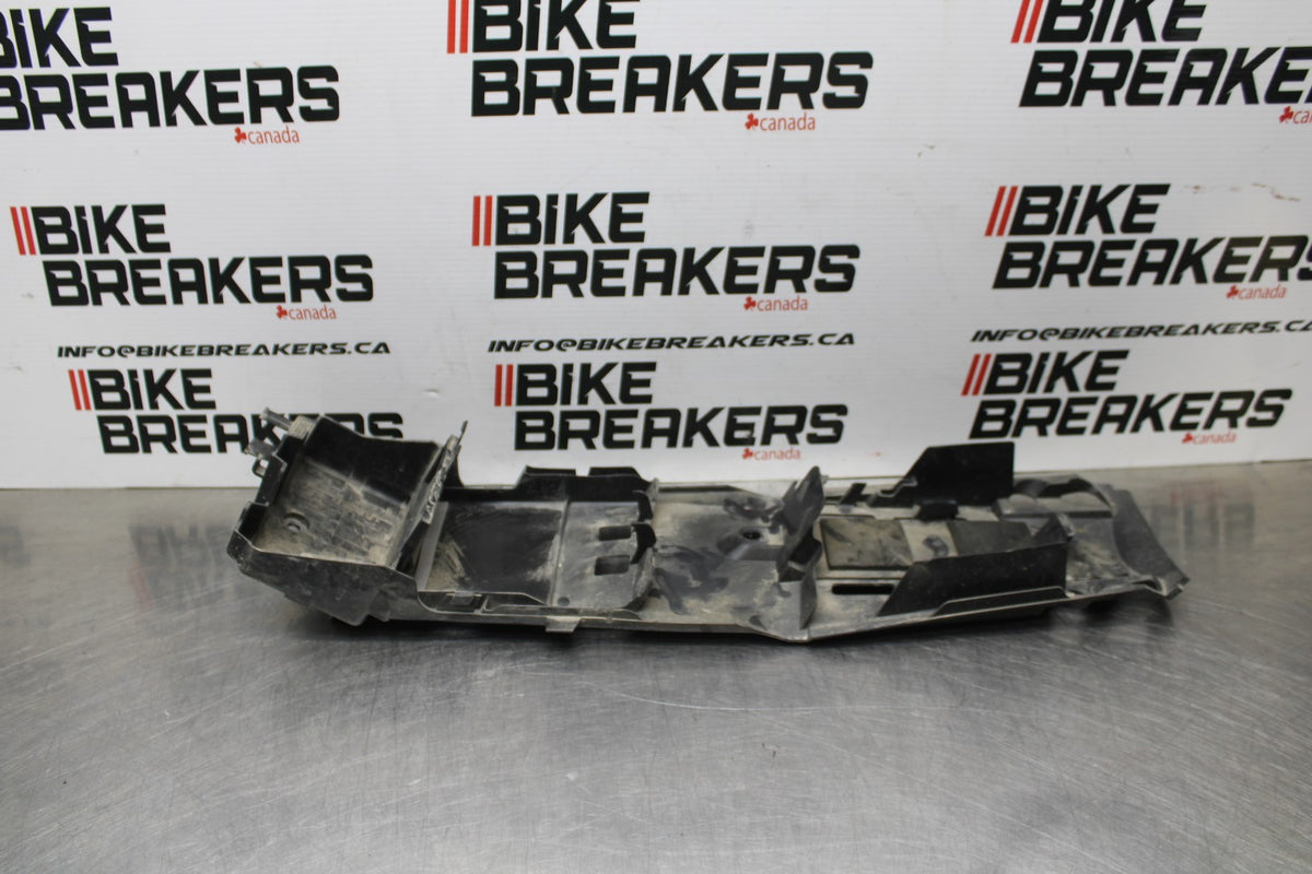 05-06 SUZUKI GSXR1000 REAR BACK TAIL UNDERTAIL BATTERY TRAY PLASTIC BB773
