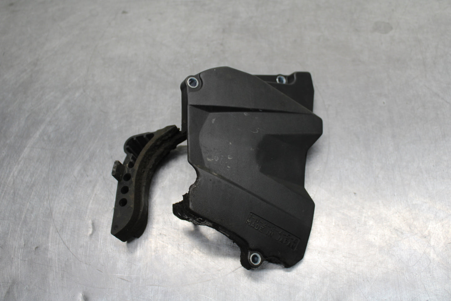 03-05 YAMAHA YZF R6  ENGINE SPROCKET COVER BB132