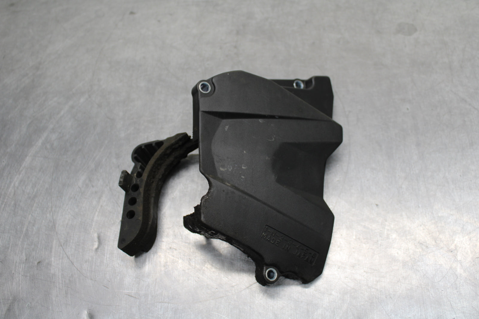 03-05 YAMAHA YZF R6  ENGINE SPROCKET COVER BB132