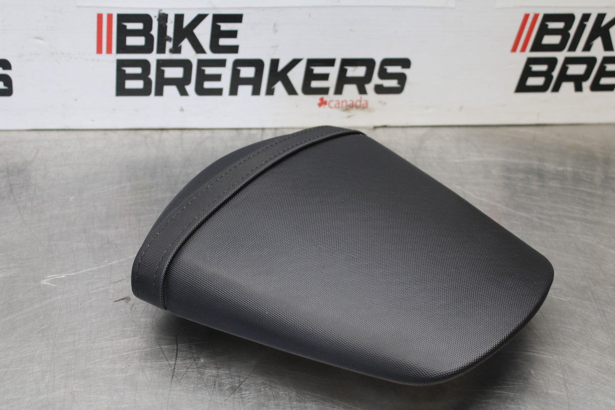 15-26 SUZUKI GSXR600 REAR BACK PASSENGER TANDEM SEAT PAD SADDLE PILLION BB888