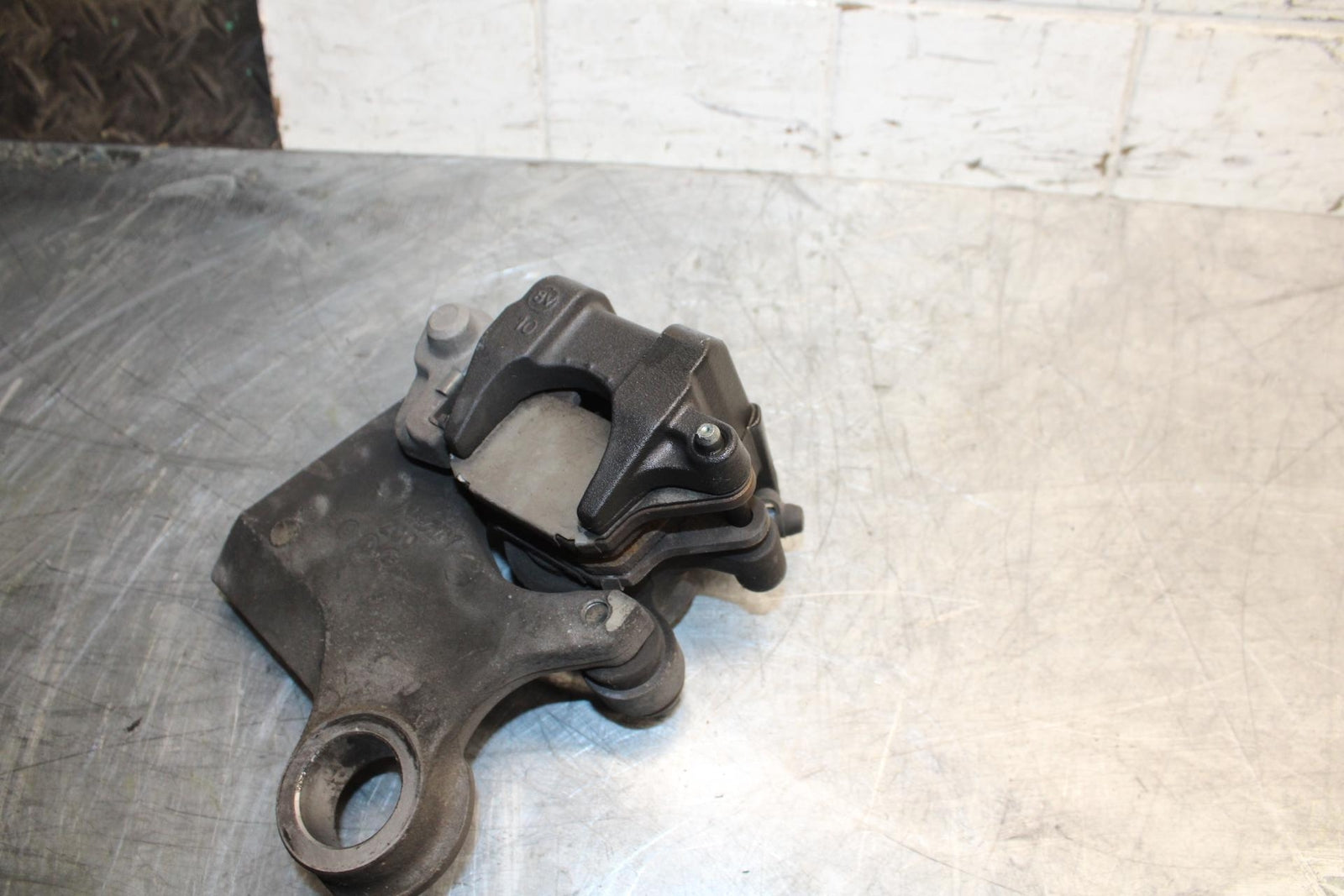 2009 Yamaha YZF R6 REAR BACK BRAKE CALIPER W MOUNT BRACKET 2C0-2580W-00-00 BB532