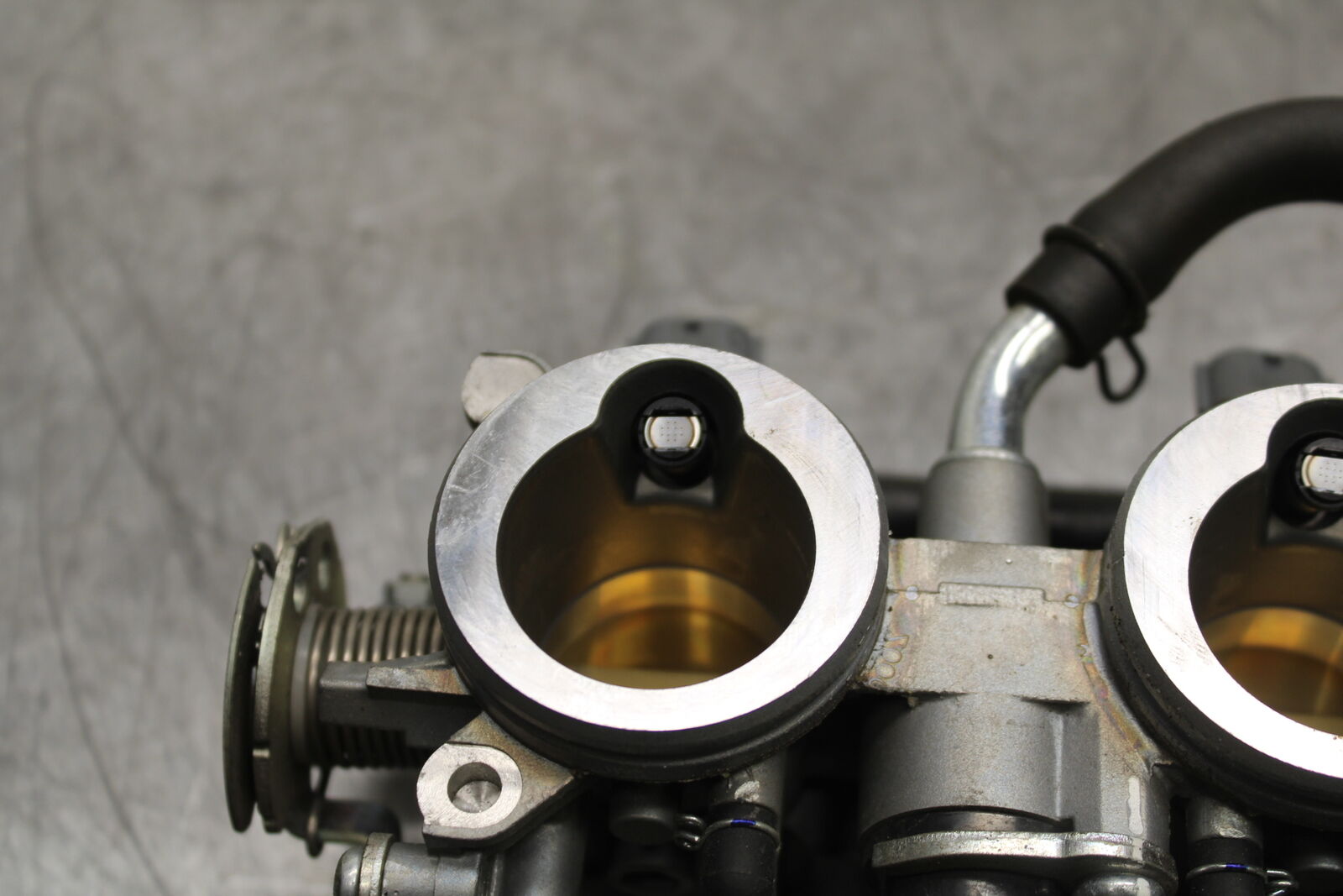 19-22 KAWASAKI Z400 MAIN FUEL INJECTORS / THROTTLE BODIES BB738