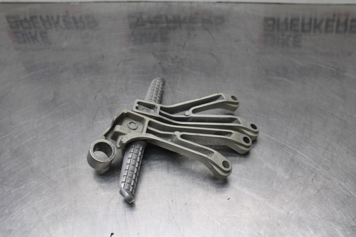 98 KAWASAKI NINJA ZX6 REAR BACK PASSENGER PEG SET PAIR BB870