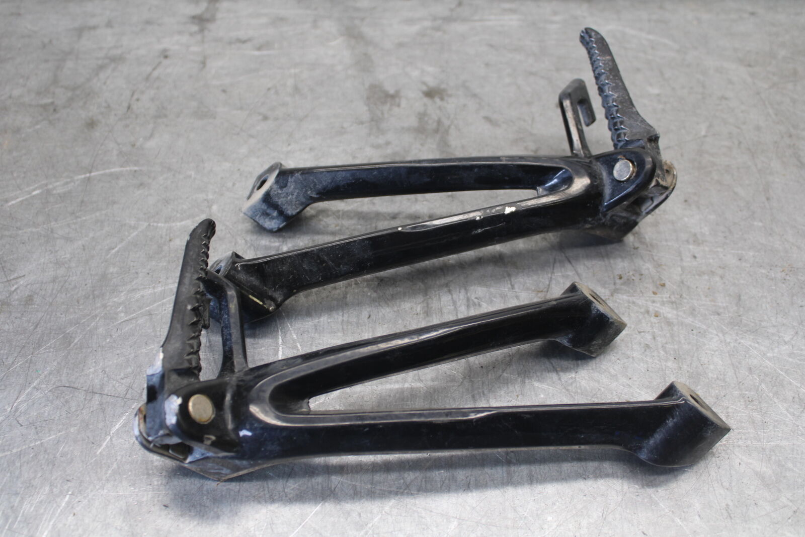 06-07 SUZUKI GSXR 600 REAR BACK PASSENGER PEG SET PAIR BB694