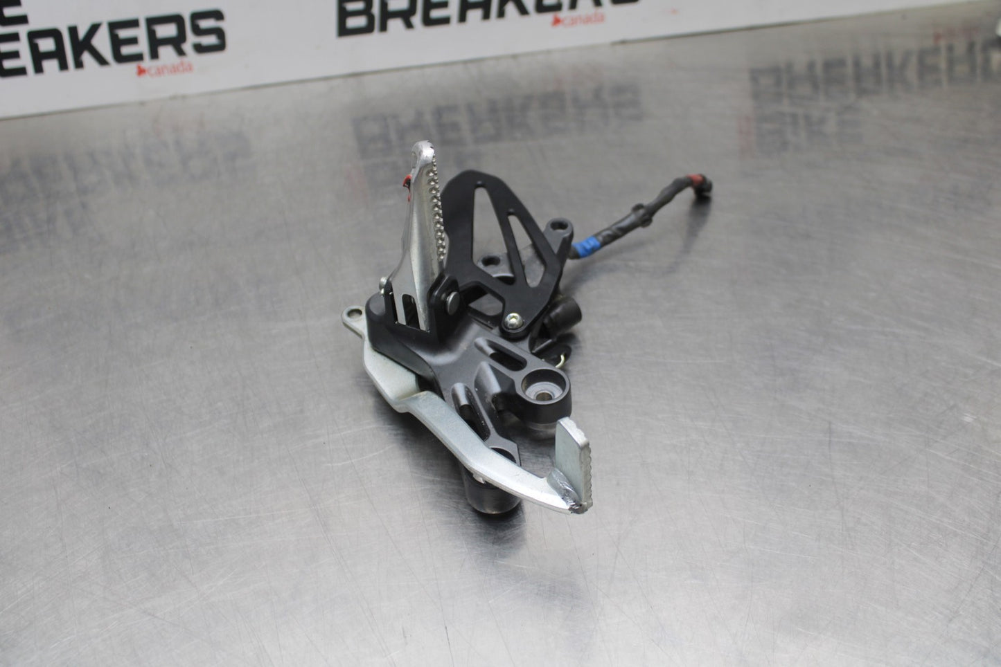 22-25 YAMAHA YZF R7 RIGHT REARSET REAR SET DRIVER FOOT PEG REST STOP BB769