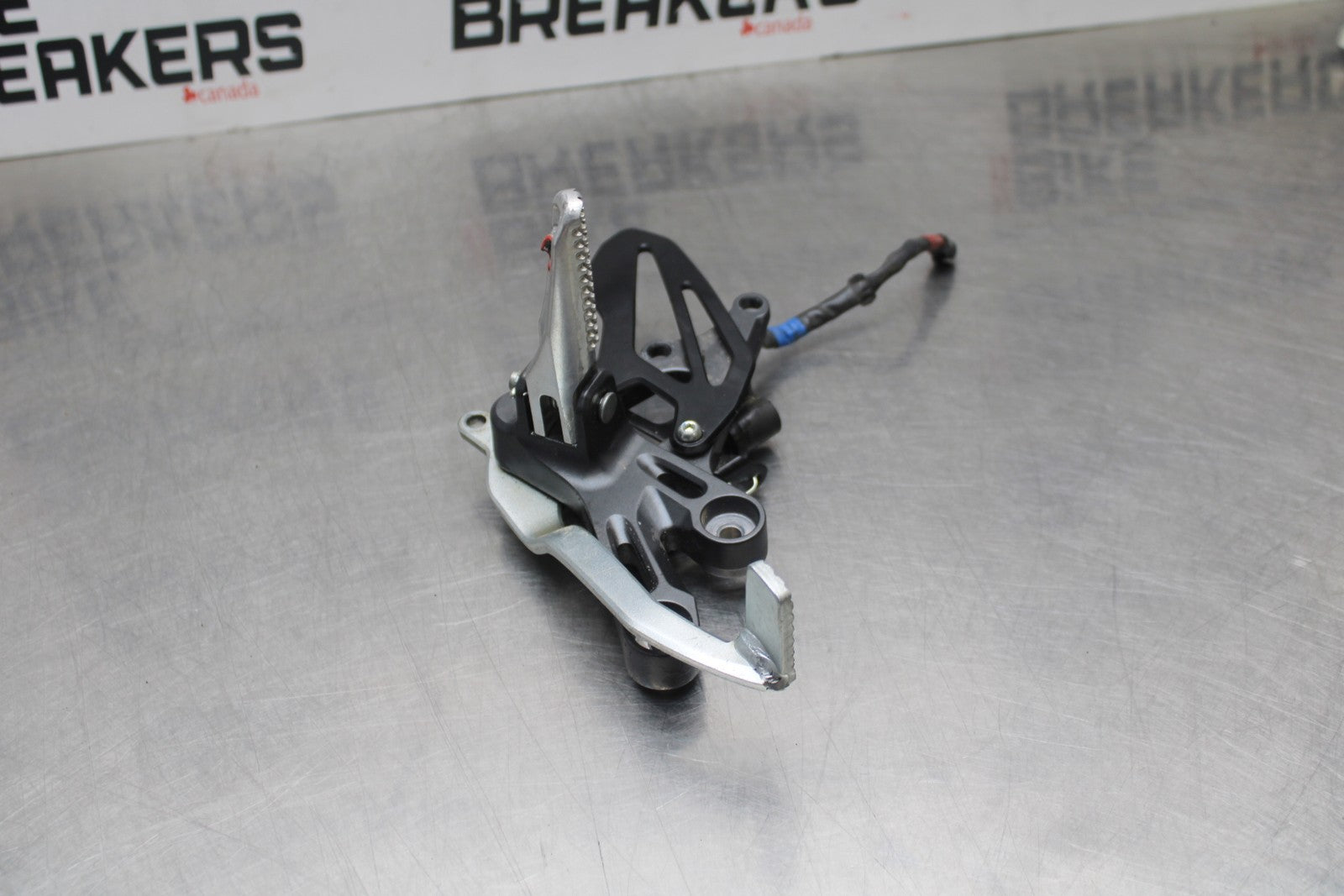22-25 YAMAHA YZF R7 RIGHT REARSET REAR SET DRIVER FOOT PEG REST STOP BB769