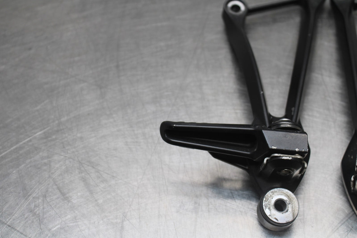 08 KAWASAKI NINJA ZX10R REAR BACK PASSENGER PEG SET PAIR BB902