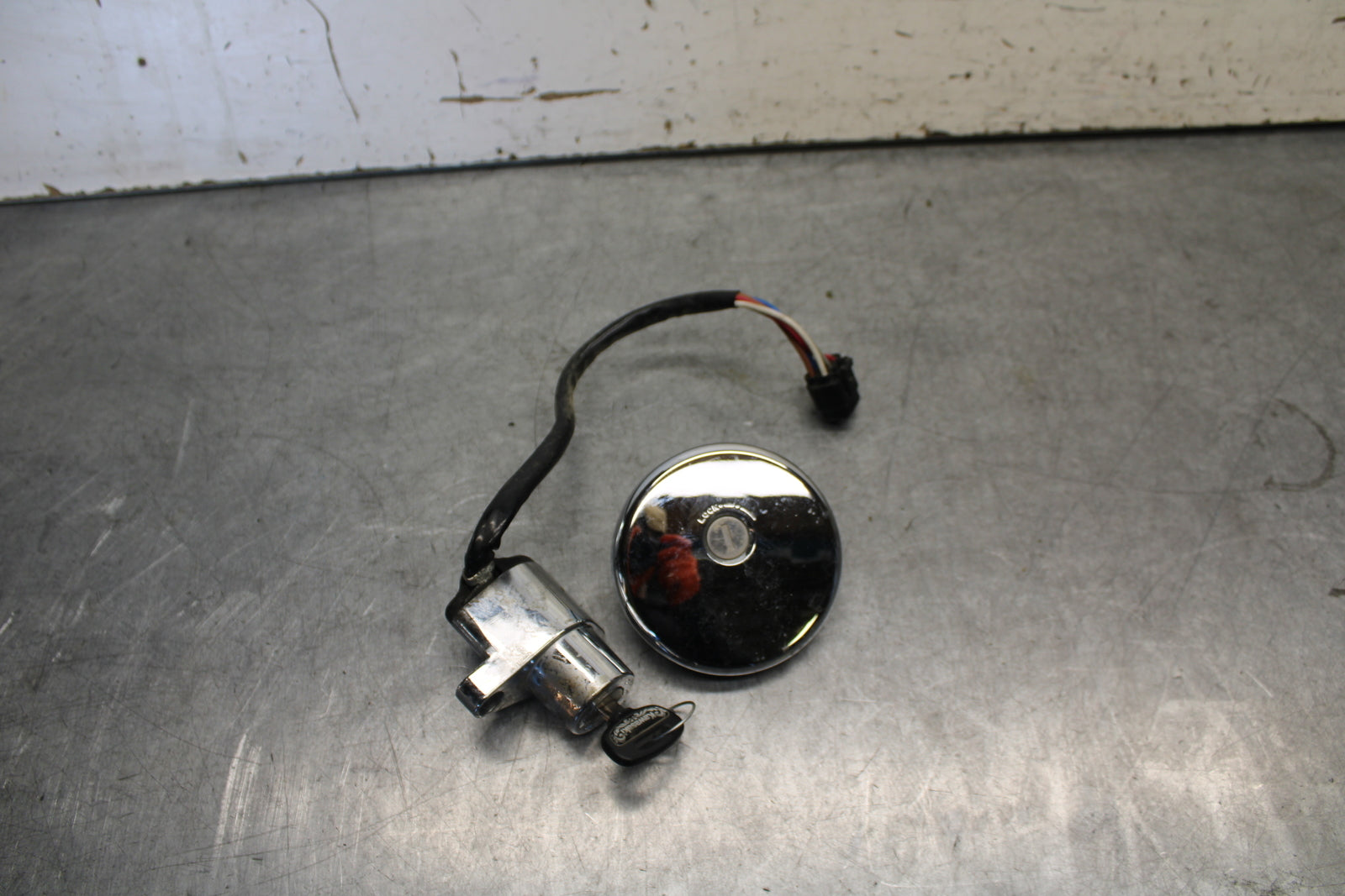 98-03 KAWASAKI VULCAN 1500L IGNITION LOCK KEY W/ GAS CAP  BB678