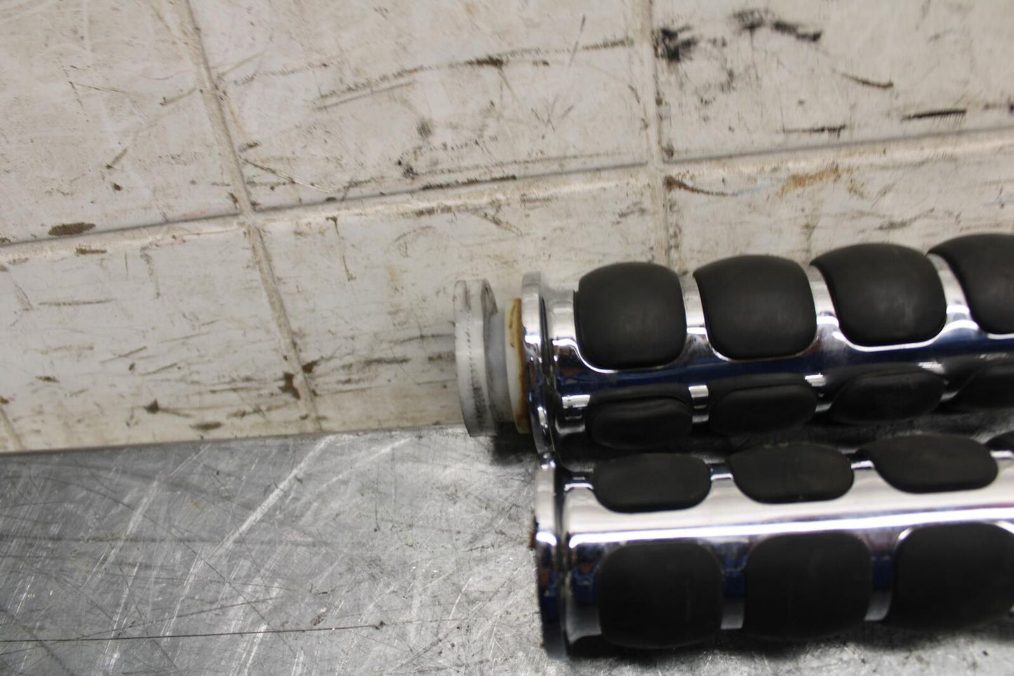 2007 Suzuki Boulevard M50 RIGHT LEFT CLIPON HANDLEBAR GRIPS GRIP PAIR SET BB537