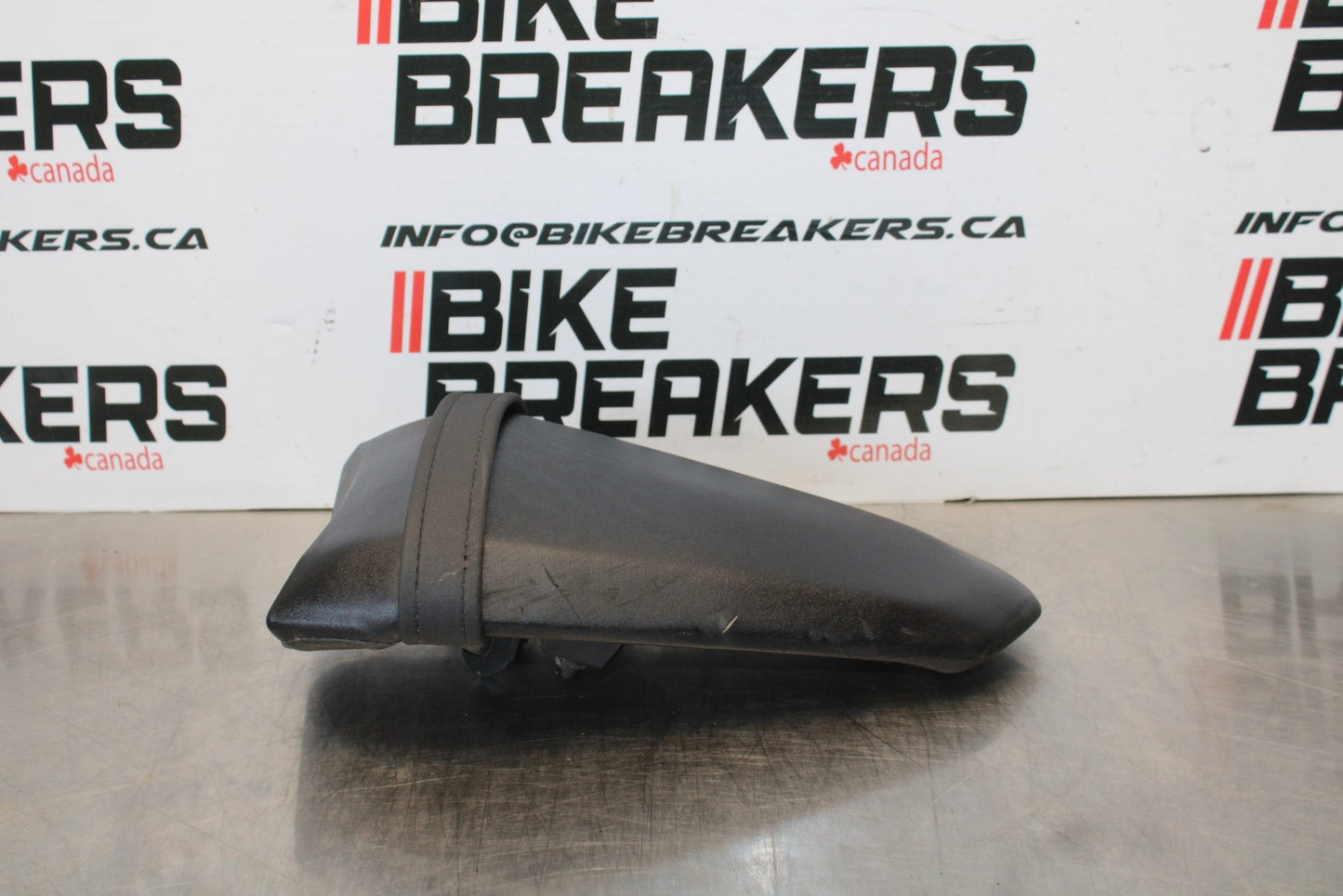 22-25 YAMAHA YZF R7 REAR BACK PASSENGER TANDEM SEAT PAD SADDLE PILLION BB176