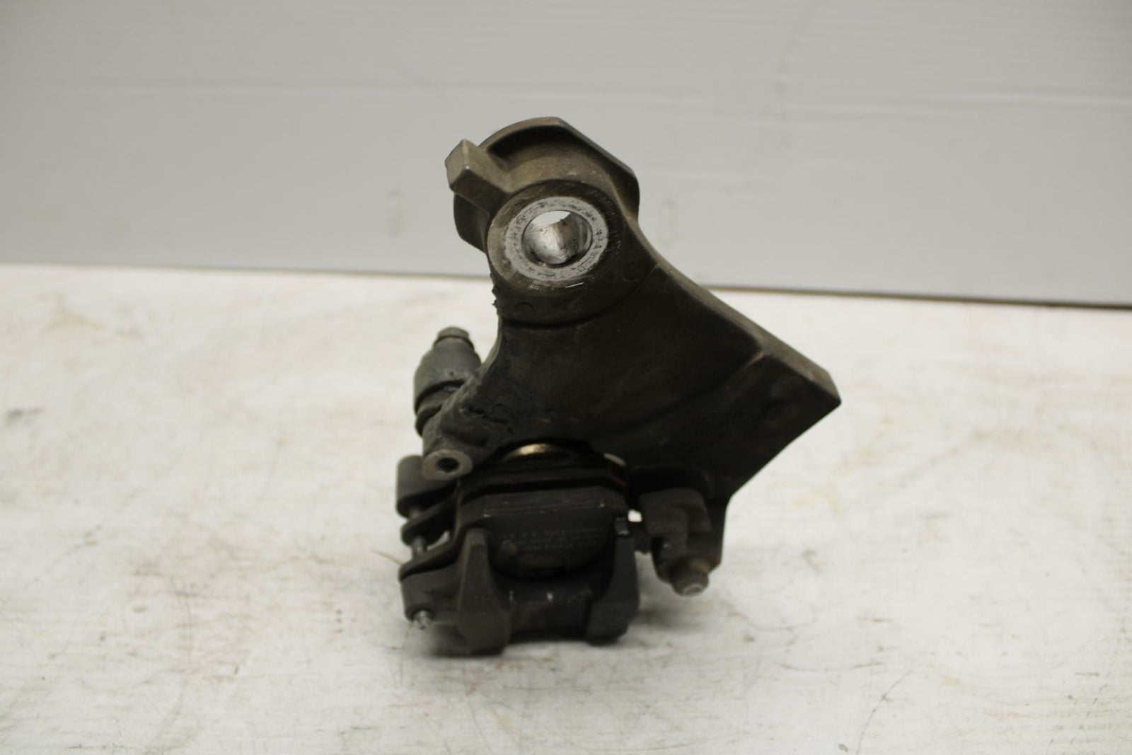 09 YAMAHA FZ6 REAR BACK BRAKE CALIPER W MOUNT BRACKET BB295
