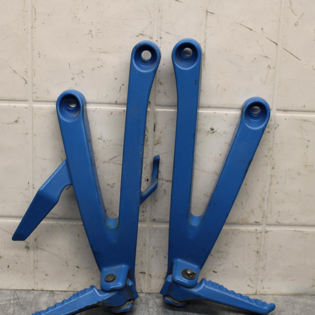 2007 Honda CBR600RR REAR BACK PASSENGER PEG SET PAIR 50720-MEL-305 BB596