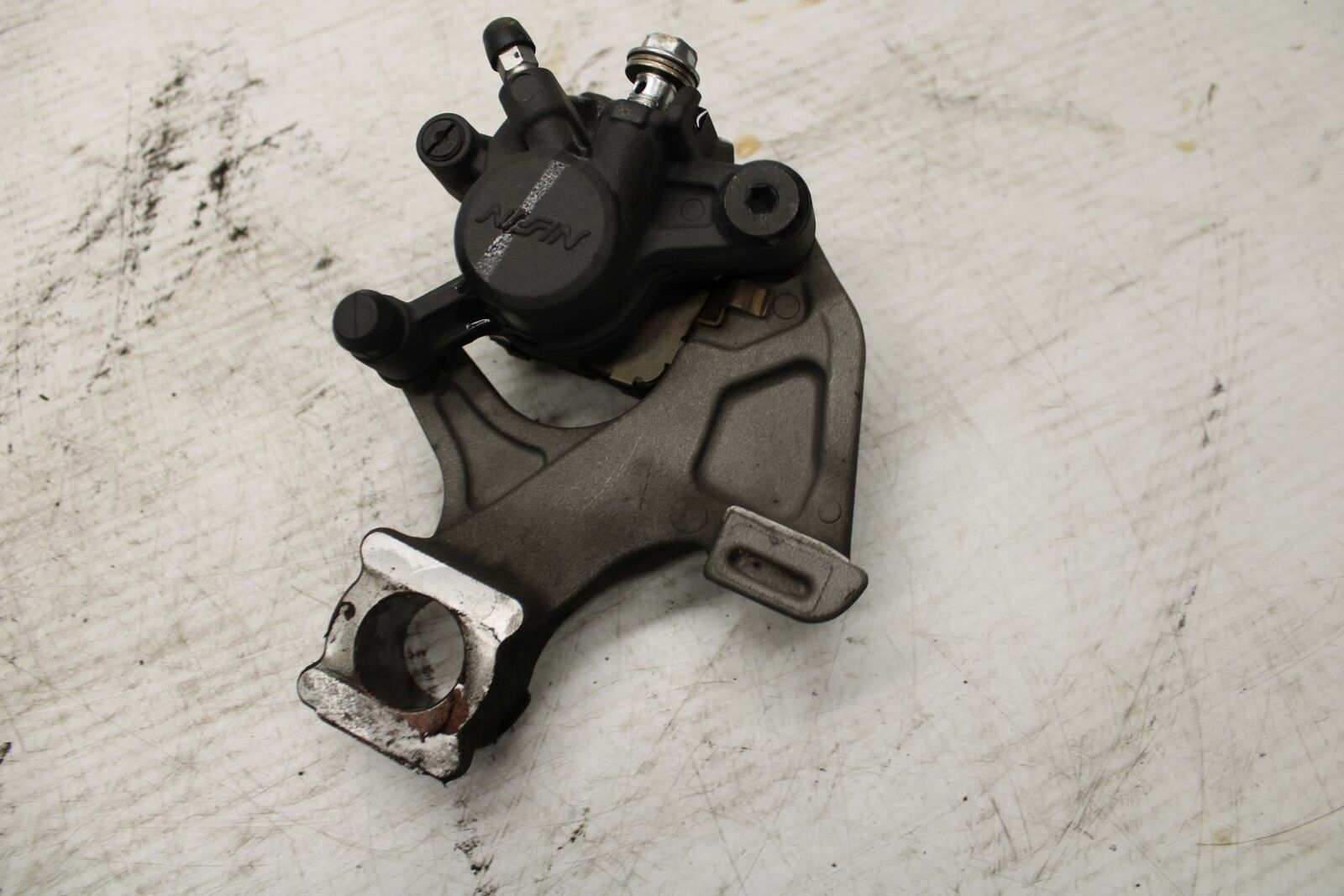 11-17 SUZUKI GSXR750 REAR  BRAKE CALIPER W MOUNT BRACKET 69100-47H10-999 BB306