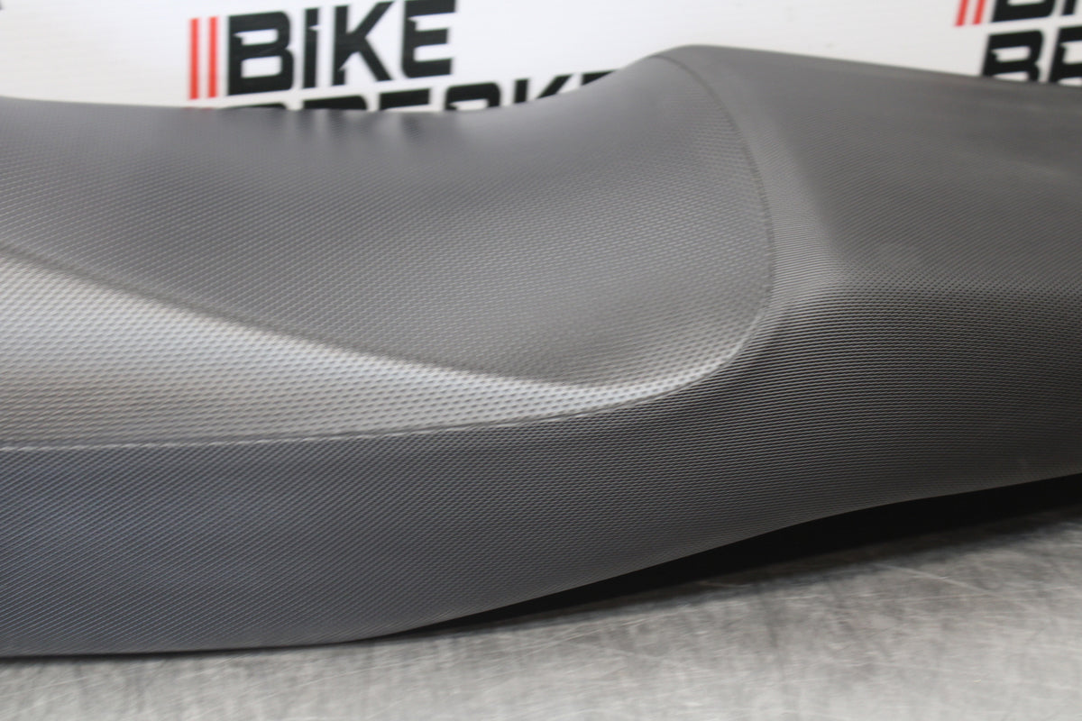04-09 SUZUKI GS500F FRONT REAR SEAT SADDLE BB165