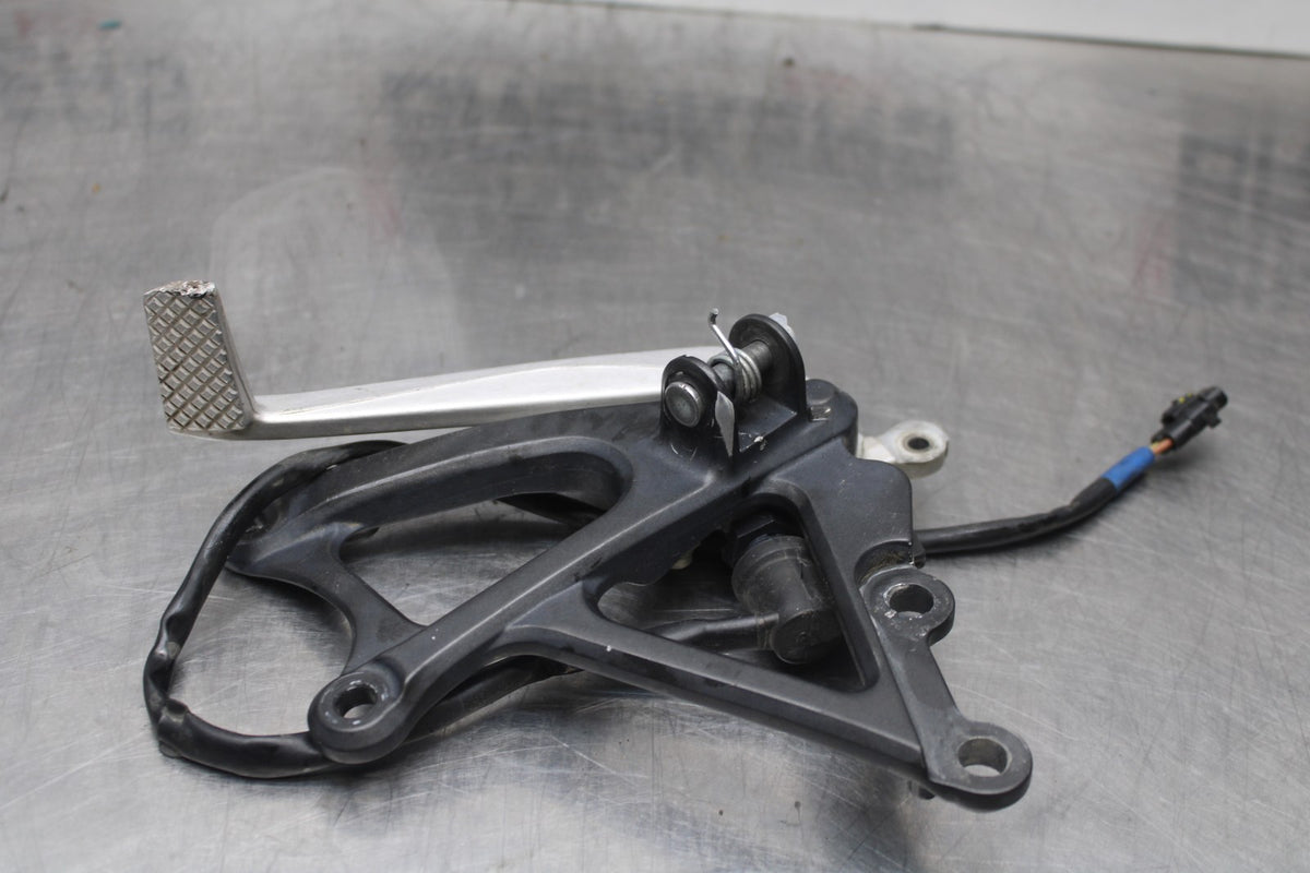 13 YAMAHA YZF R1 RIGHT REARSET REAR SET DRIVER FOOT PEG REST STOP BB781