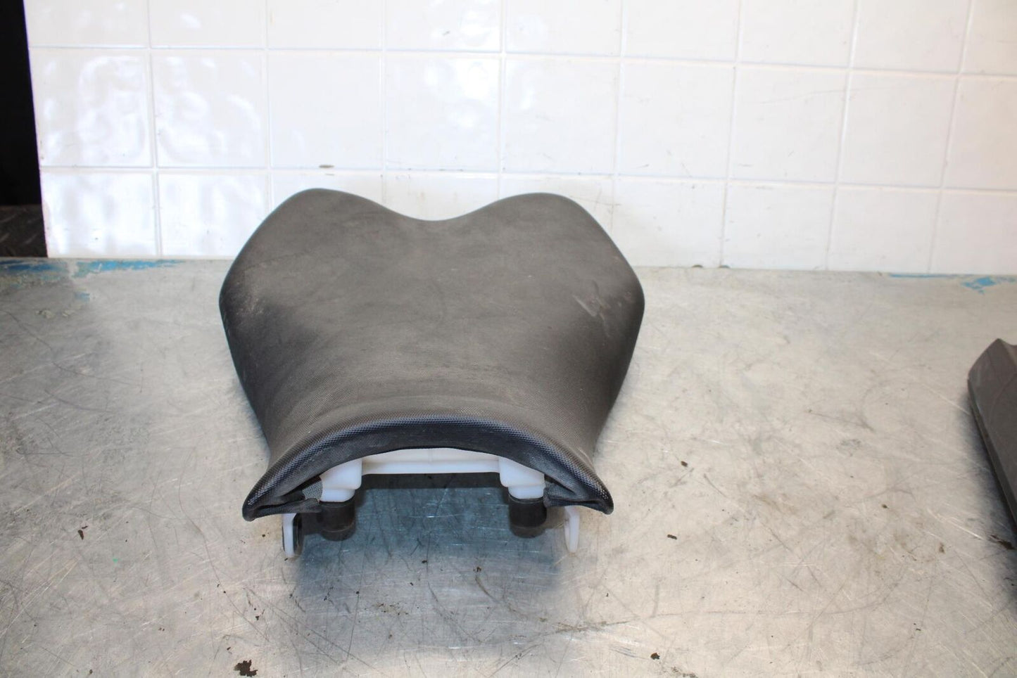 09-16 SUZUKI GSXR1000 FRONT DRIVERS SEAT PAD SADDLE PILLION BB439