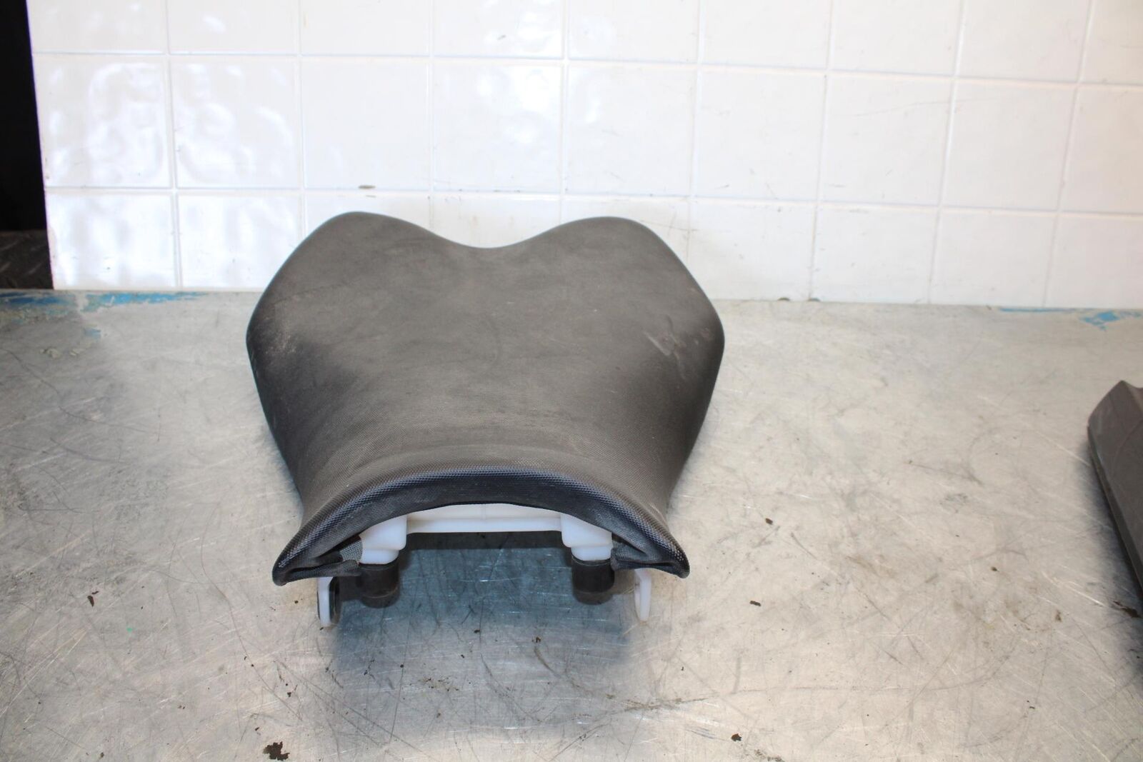 09-16 SUZUKI GSXR1000 FRONT DRIVERS SEAT PAD SADDLE PILLION BB439